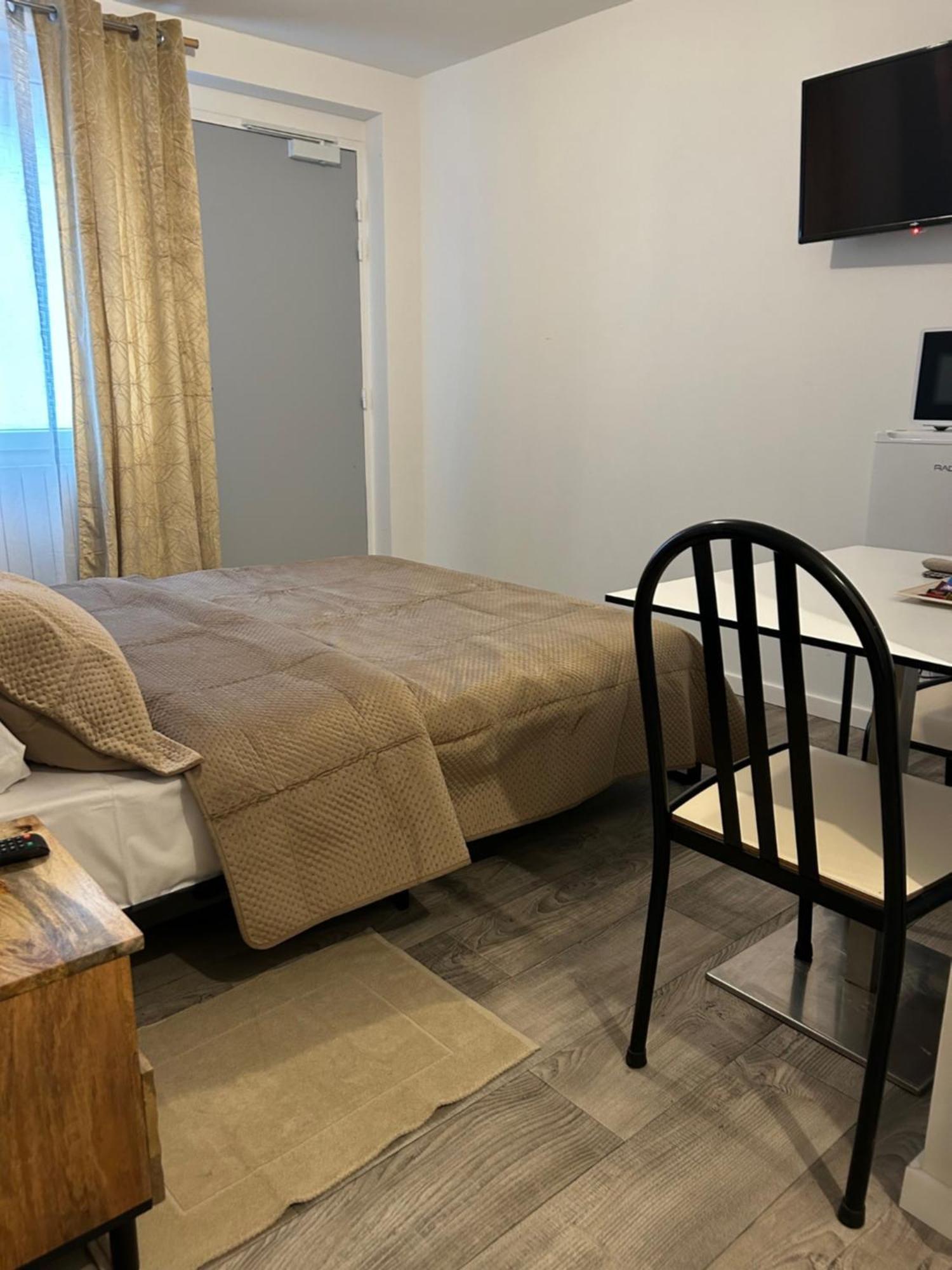 Hotel Saint - Charles Рамбуйе Екстериор снимка